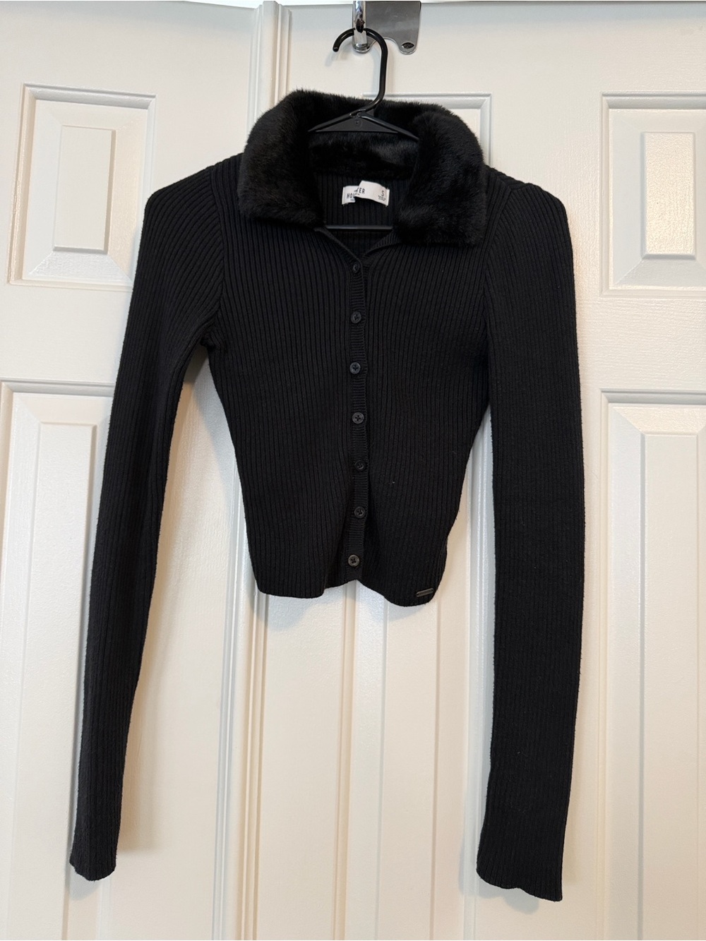 Hollister Black Ribbed Button-Up Cardigan with Faux Fur Collar - Picture 6 of 6